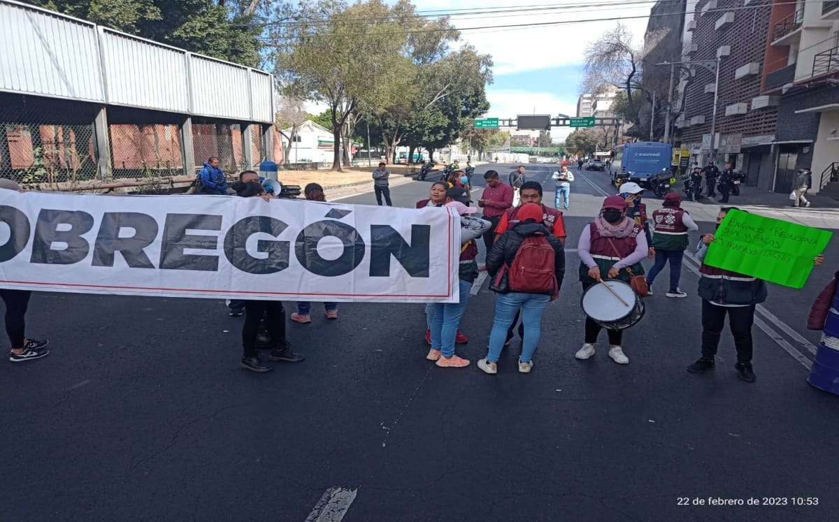 Empleados de Participación Ciudadana cerraron la vialidad San Antonio Abad como forma de presión al gobierno de la CdMx. / César Velázquez