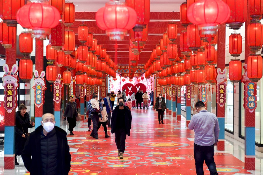 Un grupo de personas compran en un centro comercial de Changchun, provincia nororiental china de Jilin, 23 de enero de 2023.  (Xinhua/Xu Chang)