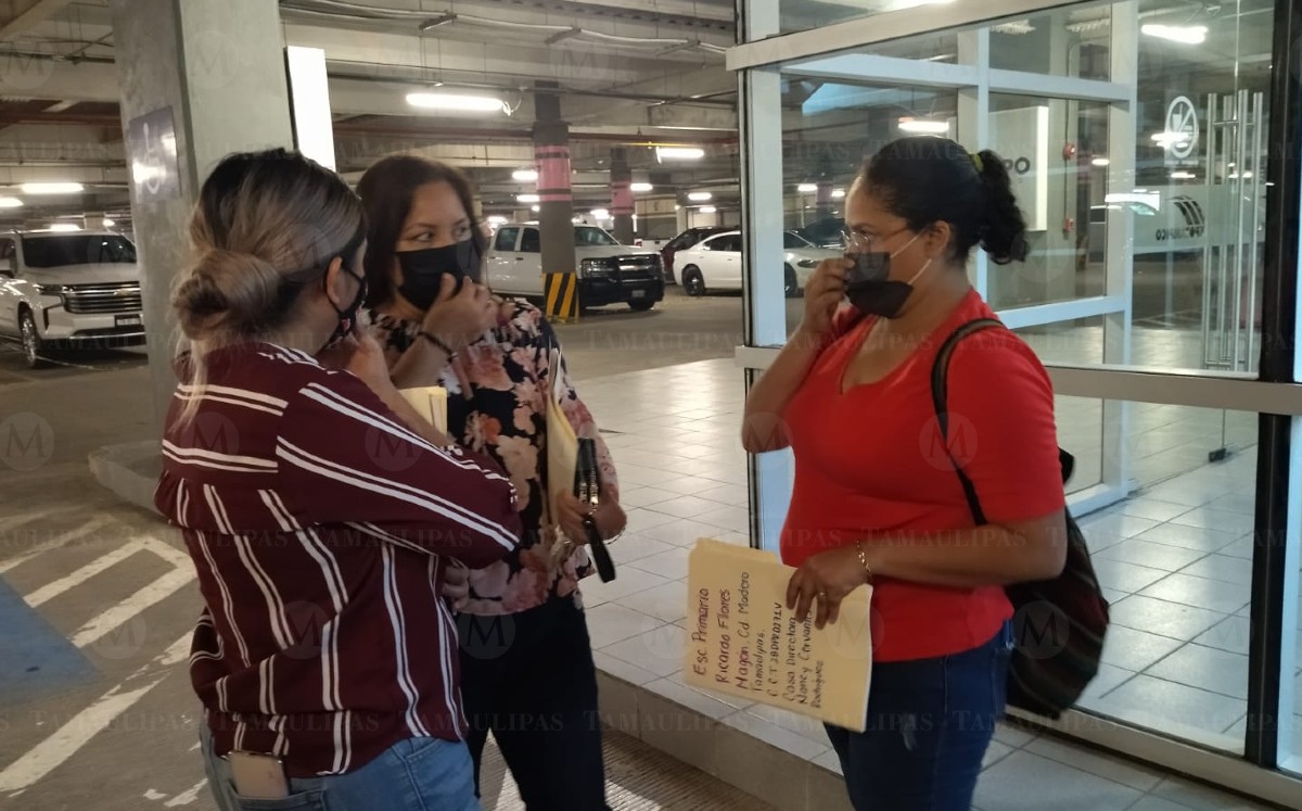 Madres de familia esperan al gobernador de Tamaulipas en el estacionamiento de la Expo Tampico. (Pablo Reyes)