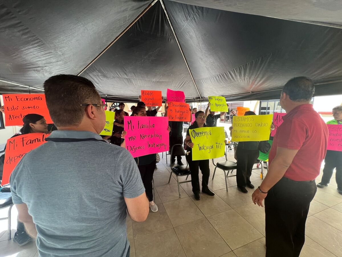 Los manifestantes irrumpieron en el patio central del palacio municipal de Pesquería. Foto: Especial