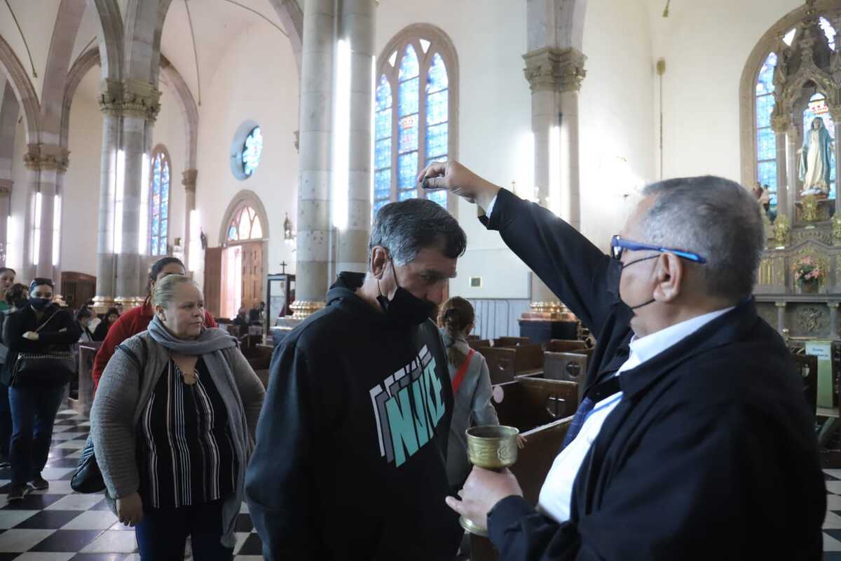 El obispo desde temprano inició con la bendición de la ceniza para dar paso a la primera celebración eucarística del día. | Rolando Riestra