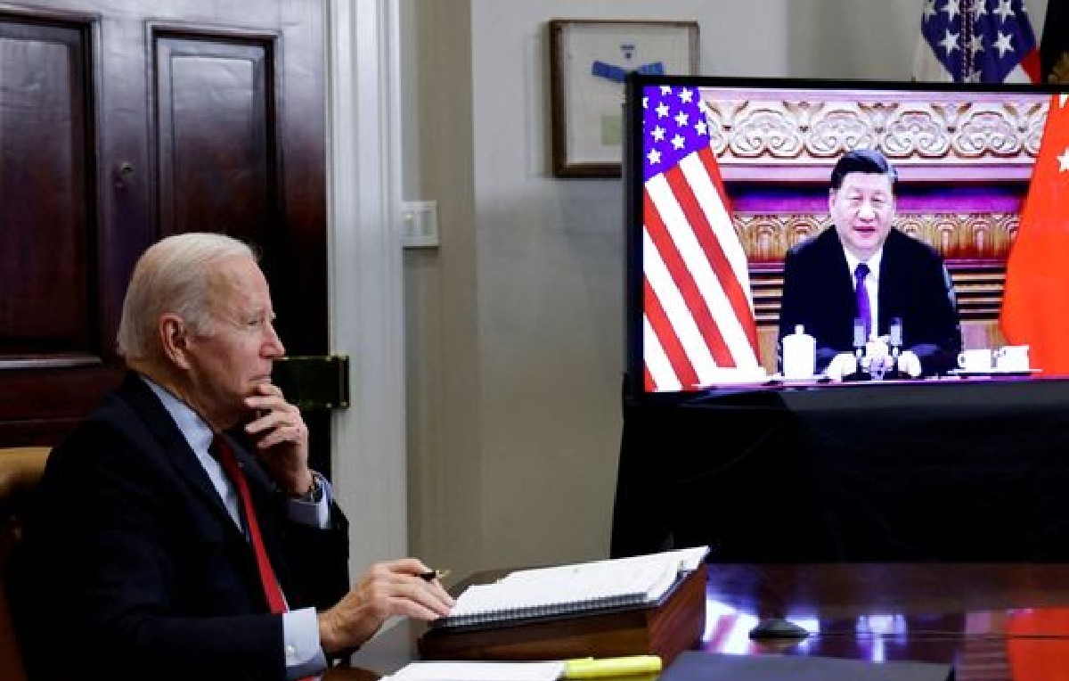 Presidente Joe Biden en llamada con el lider chino, Xi Jinping el pasado julio de 2022 (Reuters)