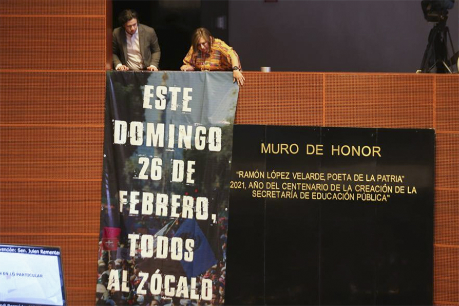 Los senadores colocaron mantas en el Salón de Plenos para criticar la macrha. | Jorge Carballo