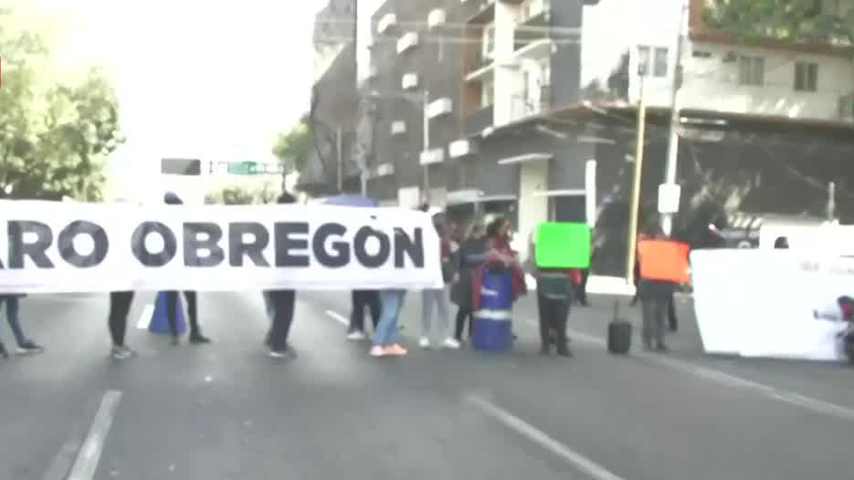 Trabajadores del gobierno bloquean San Antonio Abad, en CdMx; exigen pago de salarios