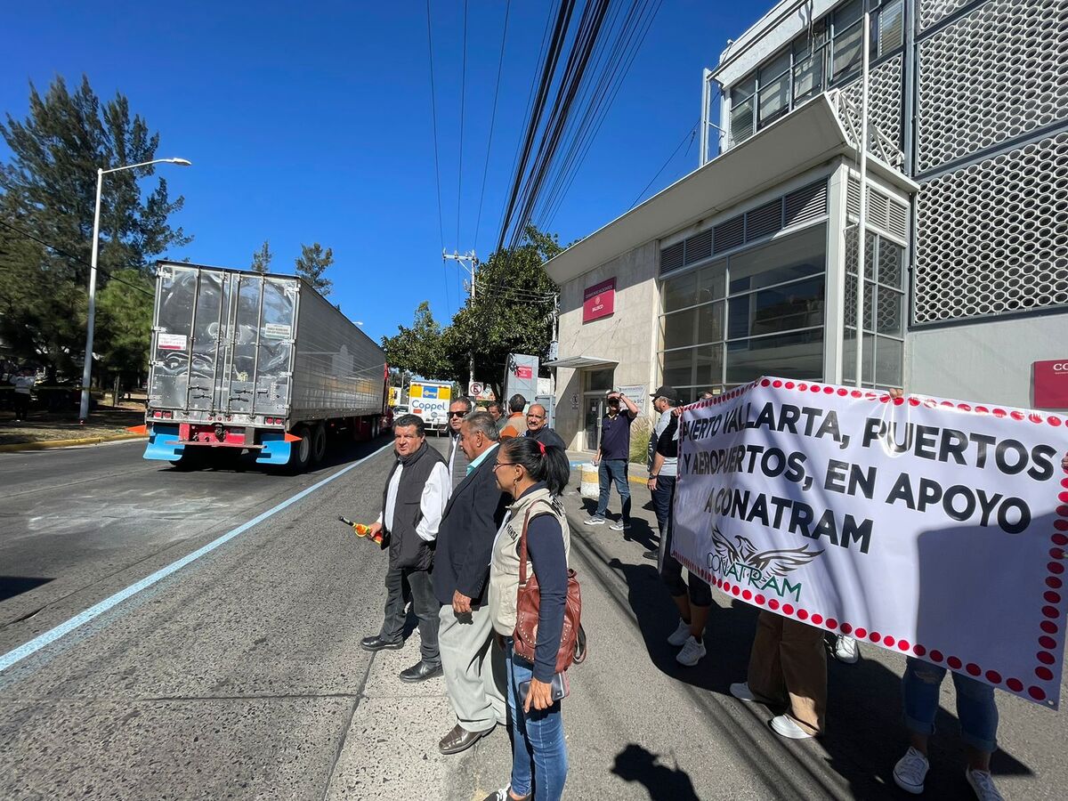 Transportistas de la Conatram llegan a la SICT en Guadalajara (Karla Victoria Rodríguez)