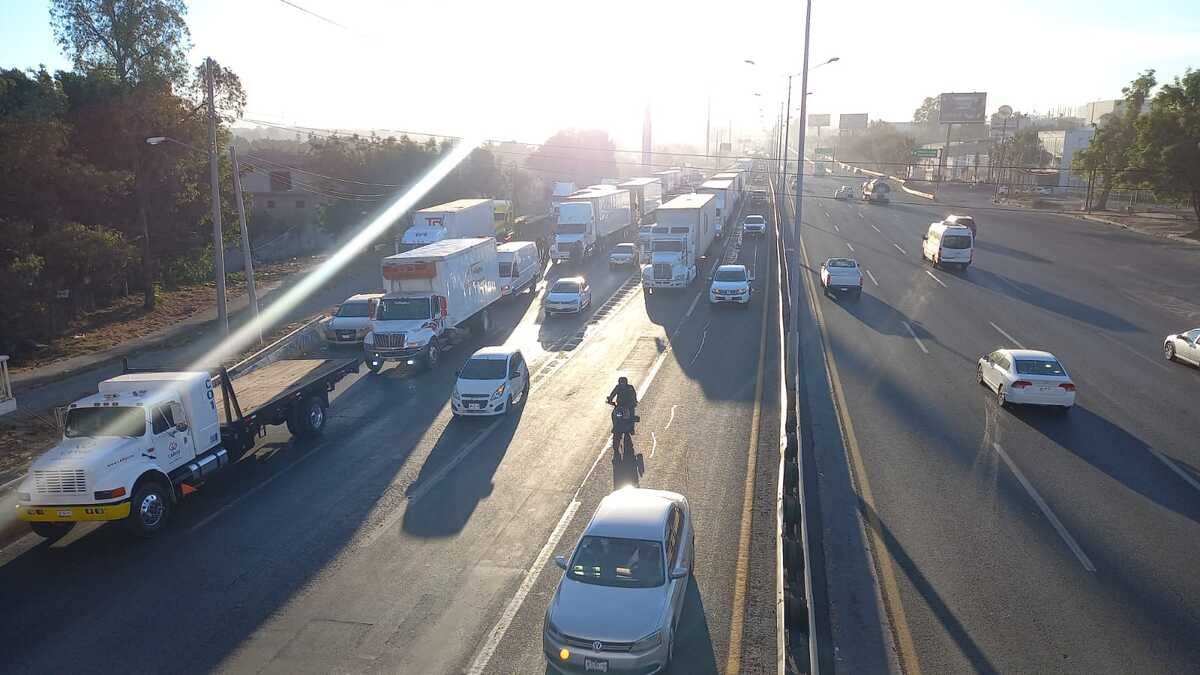 Transportistas van llegando a carretera de entrada a Guadalajara (Roberto Hurtado)