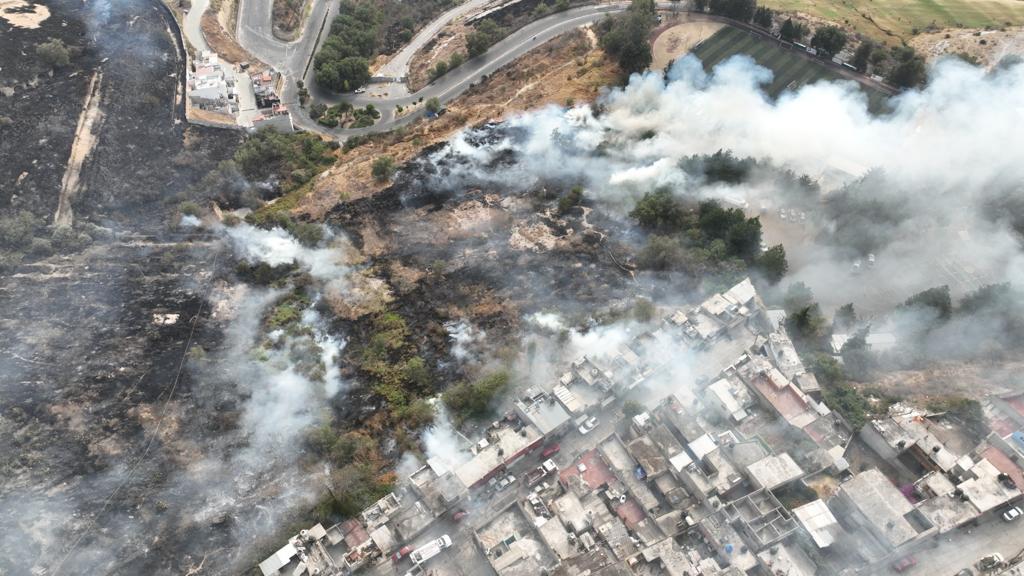 Vista de la zona consumida por el fuego y su cercanía con las casas de los habitantes (Especial)