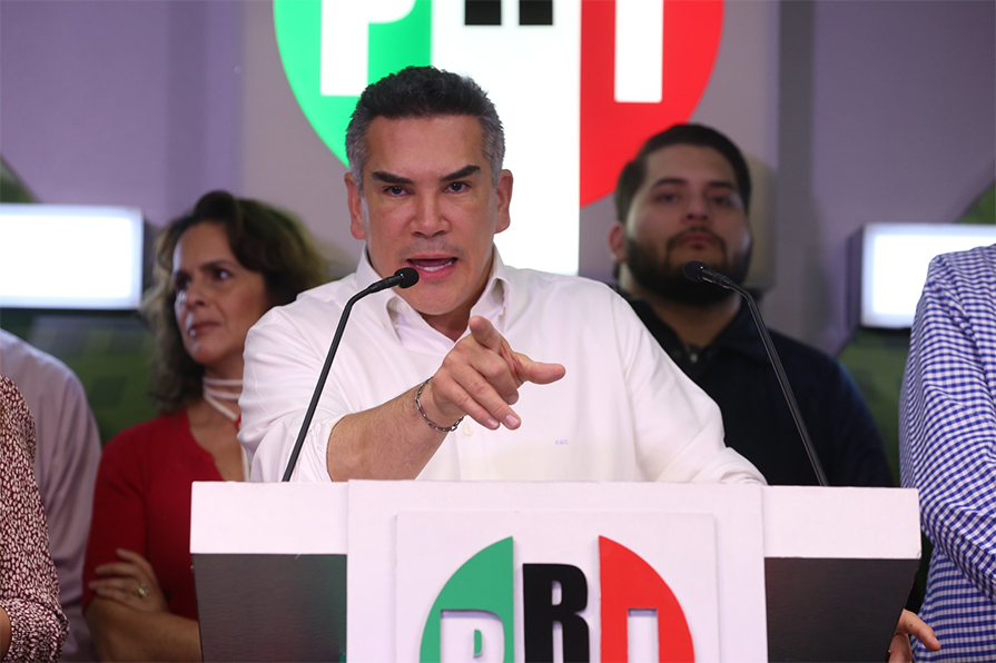 Alito Moreno, presidente del PRI, responde a la prensa en una conferencia. | Javier Ríos