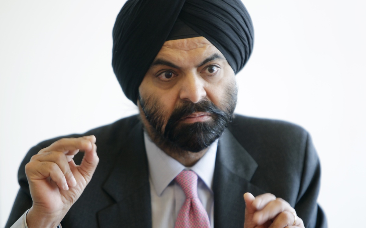 El ex CEO de MasterCard, Ajay Banga, habla a la prensa en Nueva York. Abril de 2011. Foto: (AP)