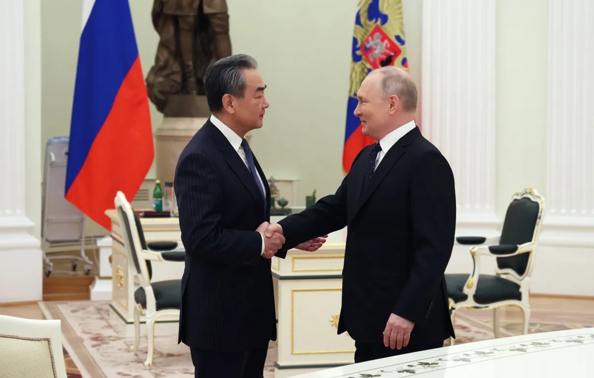 Diplomático chino Wang Yi y presidente ruso Vladimir Putin (EFE)