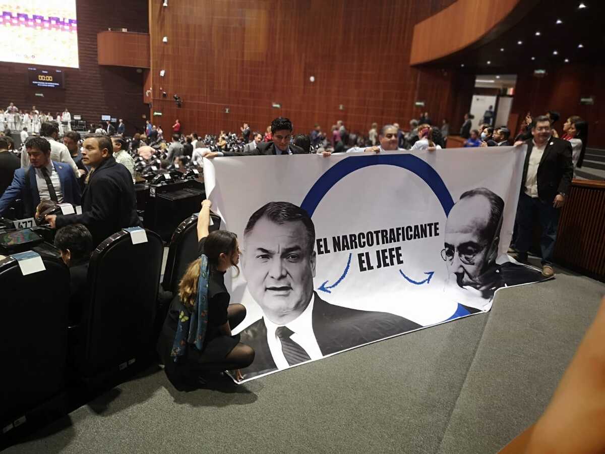 Los diputados de Morena exhibieron igualmente una lona con la palabra “Culpables”
