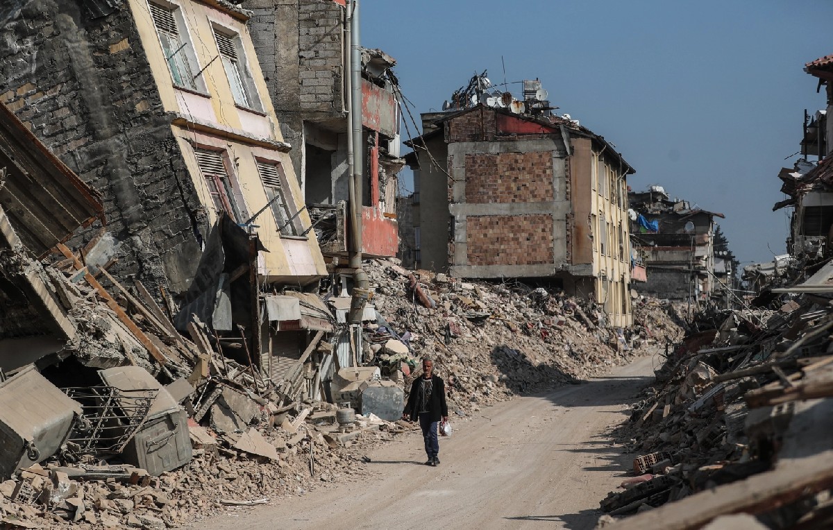 Hombre caminando en la ciudad de Hatay, Turquía (EFE)