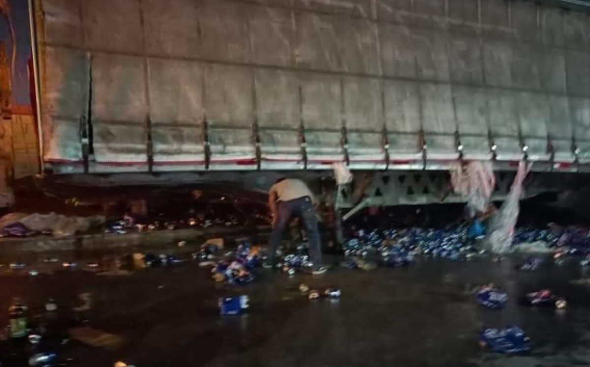 Se llevan 25 toneladas de cerveza tras accidente de tráiler en Matamoros, Tamaulipas