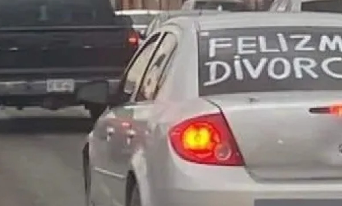 Mujer anuncia que está felizmente divorciada en auto | ESPECIAL