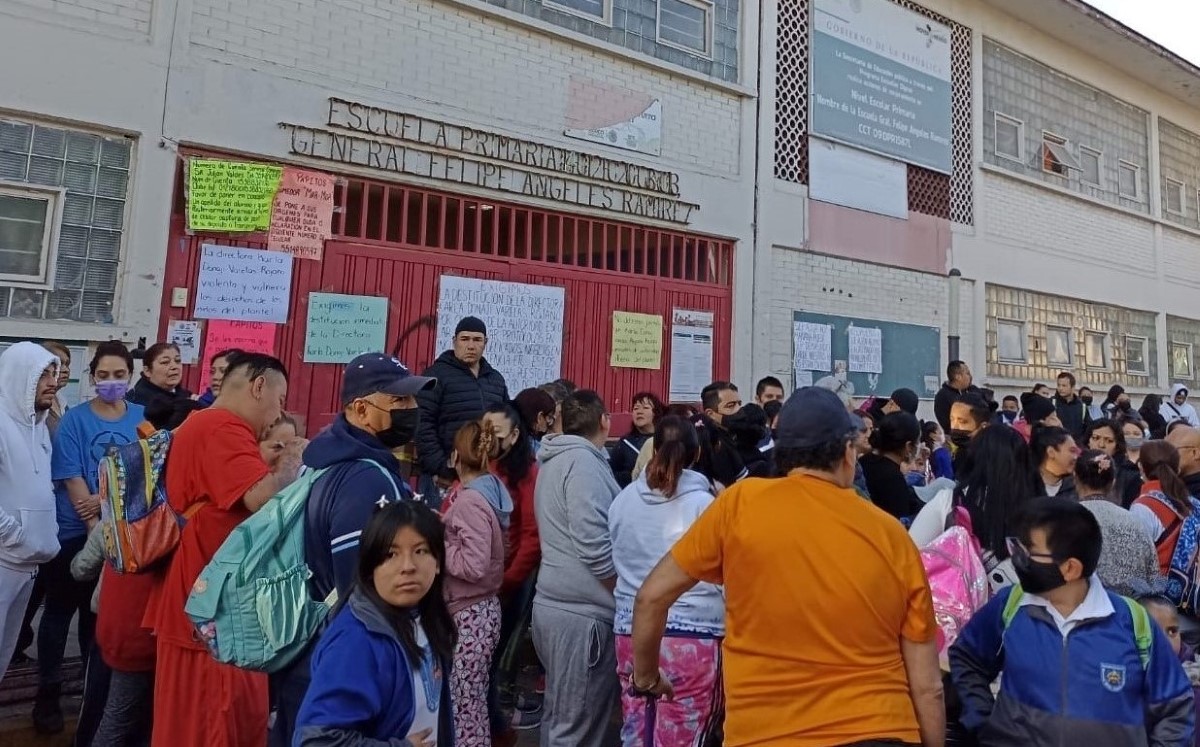 Los padres de familia cerraron con una cadena la puerta de la escuela. | Enrique Luna