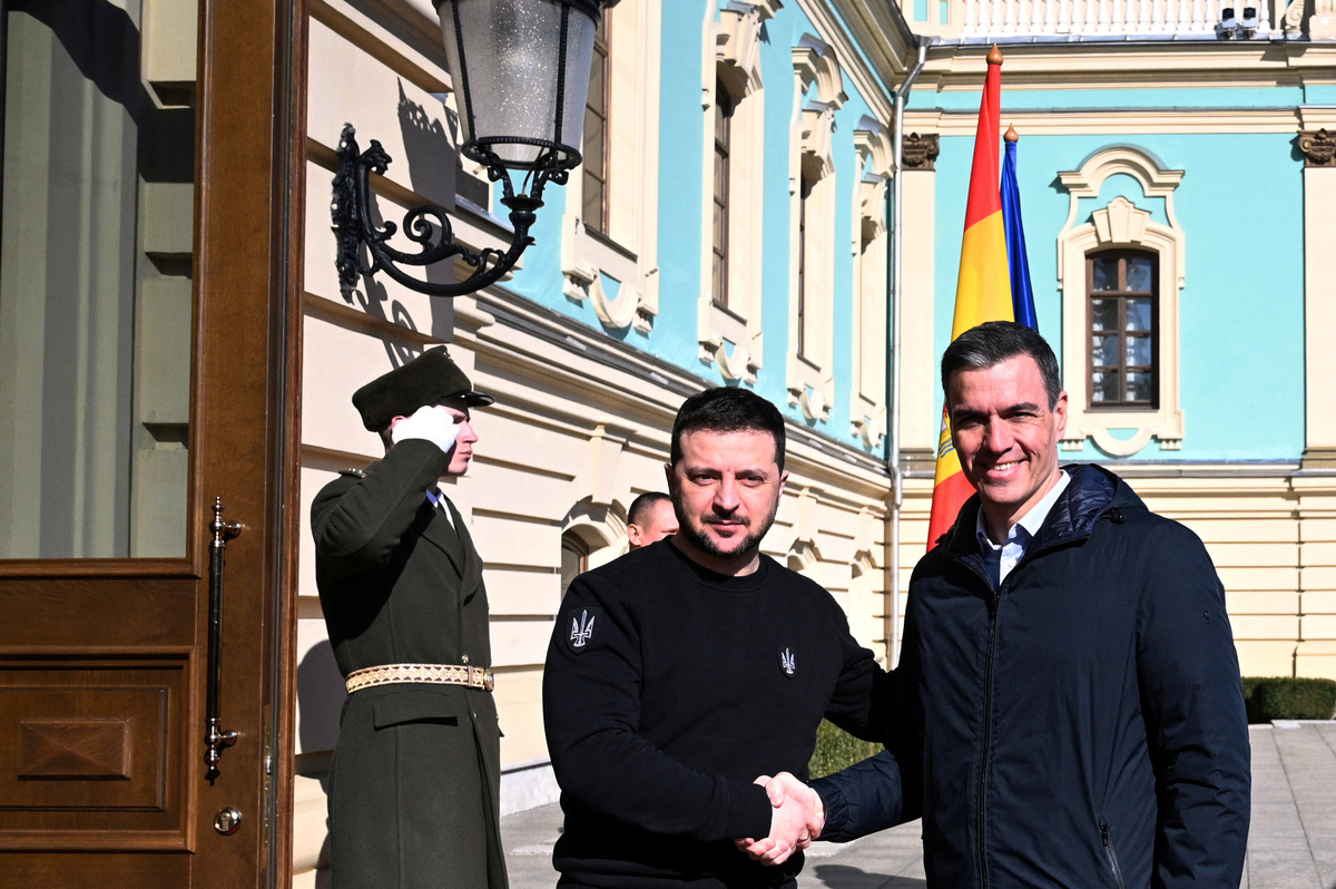 El presidente de Ucrania, Volodímir Zelenski, y el presidente del gobierno español, Pedro Sánchez. (Reuters)