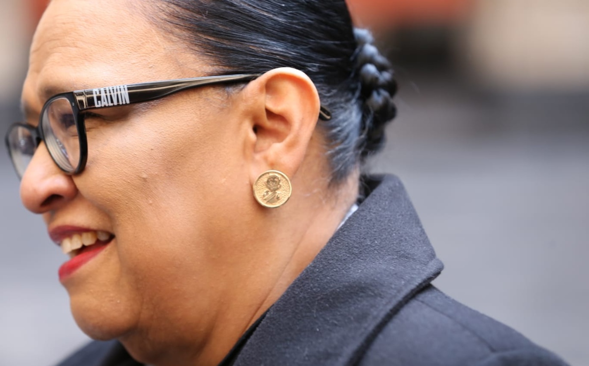 Rosa Icela Rodríguez, muestra sus aretes con la imagen caricaturizada del Presidente | Octavio Hoyos
