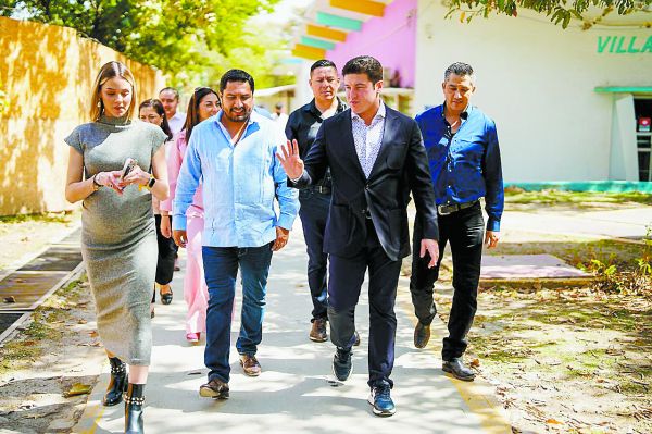 Samuel García y su esposa, Mariana Rodríguez, acompañan al cantante Julión Álvarez, quien visitó el DIF Capullos. Especial