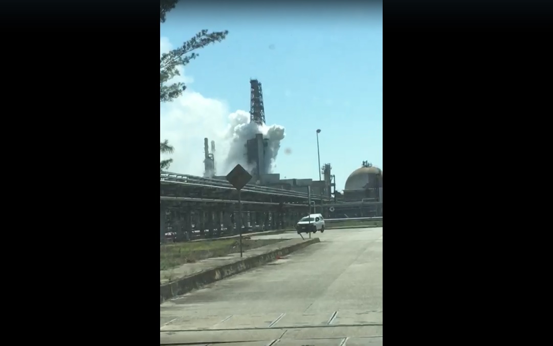 Se trabaja en sofocar el incendio. (Fluvio Cesar Martínez)