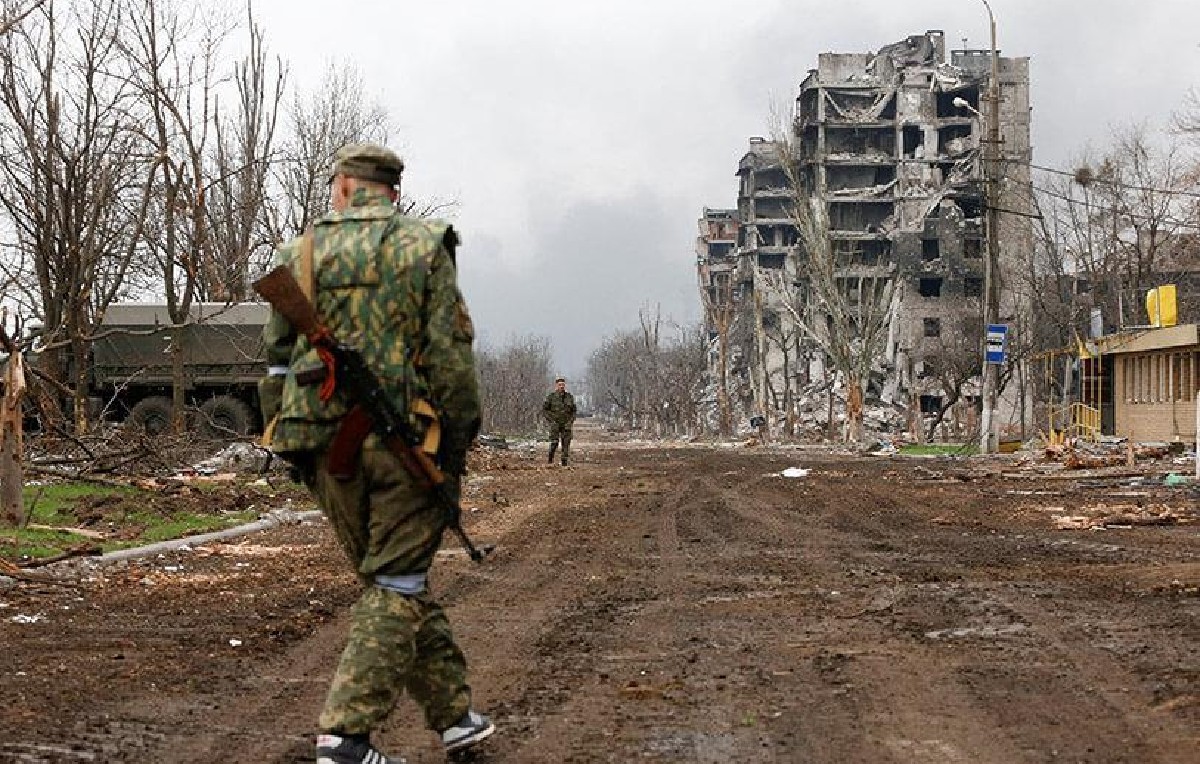 Tropas prorrusas caminando sobre Mariúpol, Ucrania (Reuters)