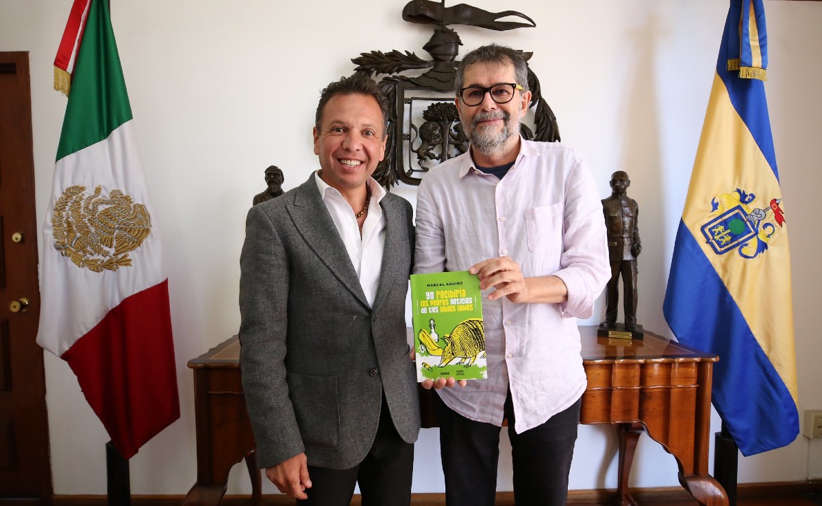 El alcalde tapatío Pablo Lemus y el autor Marçal Aquino (Cortesía)