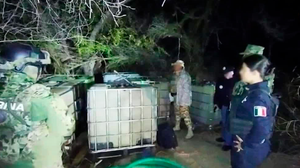 Aseguran toma clandestina y 11 contenedores de gasolina en Guaymas, Sonora