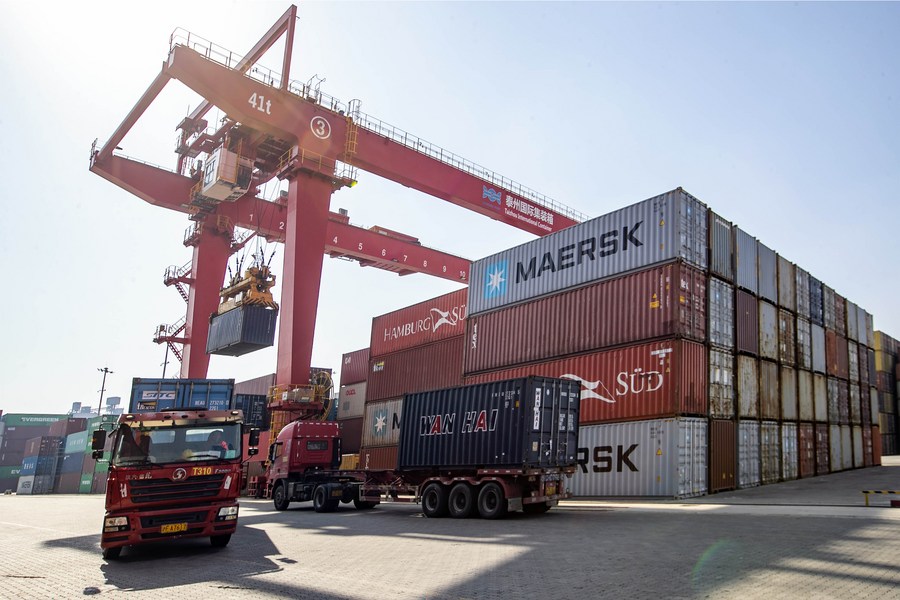 Camiones en la terminal internacional de contenedores del puerto de Taizhou, provincia oriental de Jiangsu, 17 de enero de 2023. (Xinhua/Tang Dehong)
