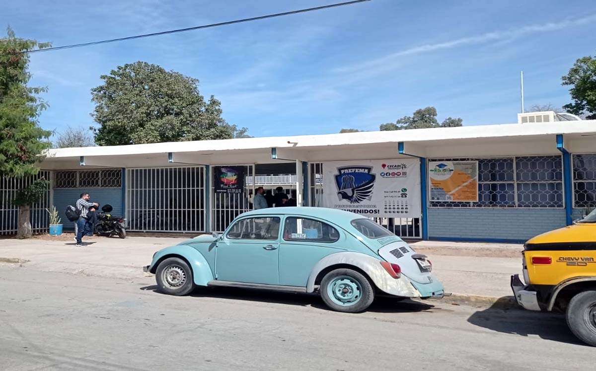 Cruz Roja tuvo que acudir al lugar para trasladar a una alumna de segundo semestre. (Especial)