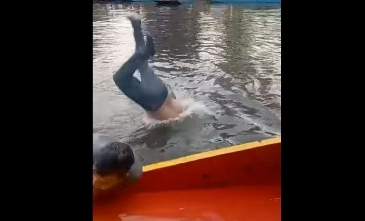 Los hombres se lanzaron desde una trajinera al canal de Xochimilco. |  Especial