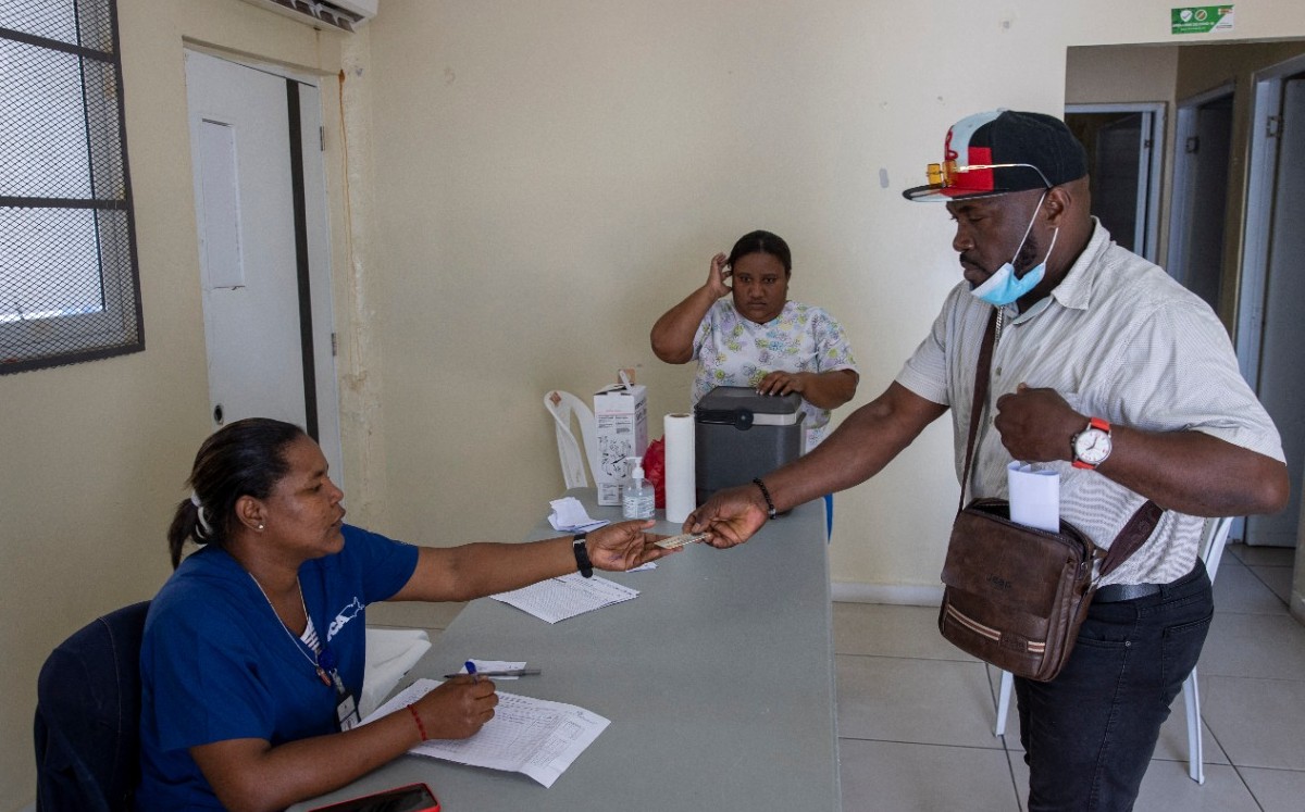 En República Dominicana vacunan de casa en casa por brote de cólera
