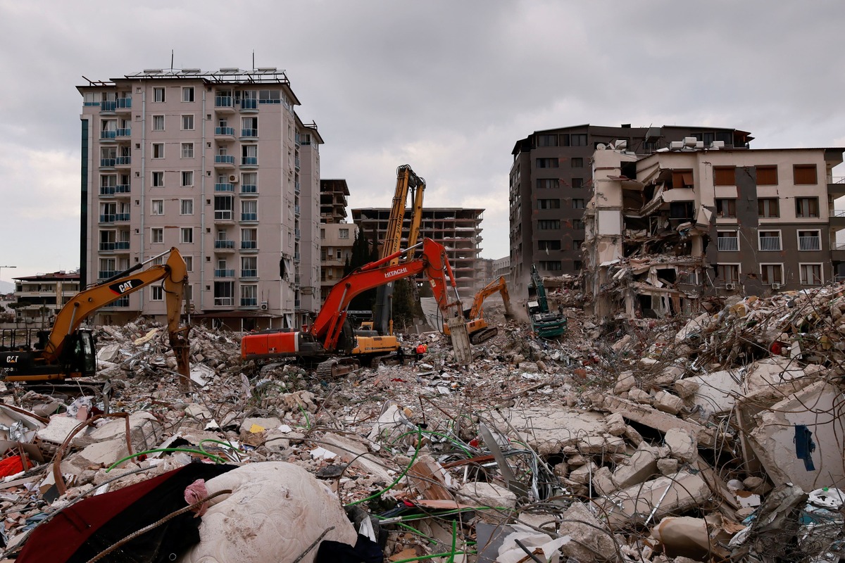 Trabajadores limpian los escombros de un edificio derrumbado después de un terremoto mortal en Turquía. (Reuters)