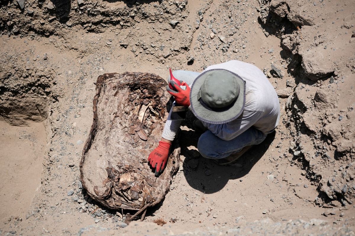 Arqueólogos de la Universidad de San Marcos trabajan en el sitio de una tumba perteneciente a la cultura precolombina Chantay. (Reuters)