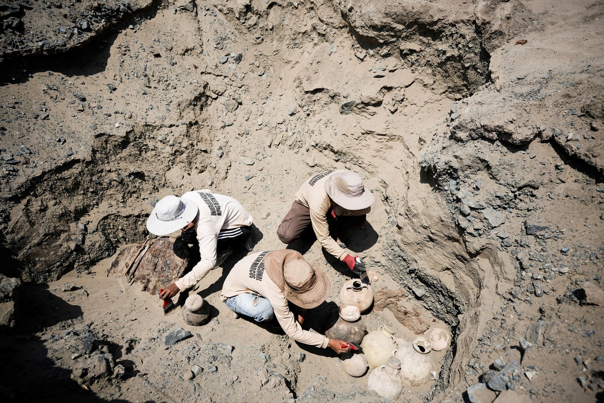 Arqueólogos de la Universidad de San Marcos trabajan en el sitio de una tumba perteneciente a la cultura precolombina Chantay. (Reuters)