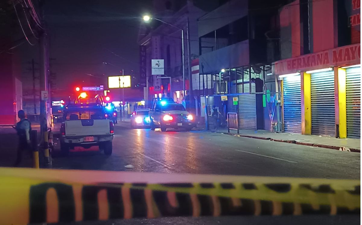 Elementos de la Policía de Monterrey y agentes ministeriales llegaron hasta el sitio y acordonaron la zona en busca de indicios. Israel Santacruz