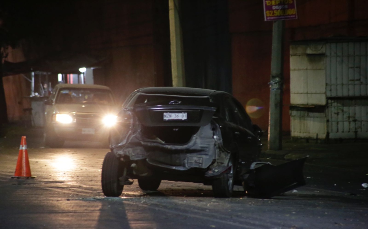 A pesar del fuerte impacto, y que el automóvil quedó destruido, no hubo personas lesionadas. / Enrique Luna.