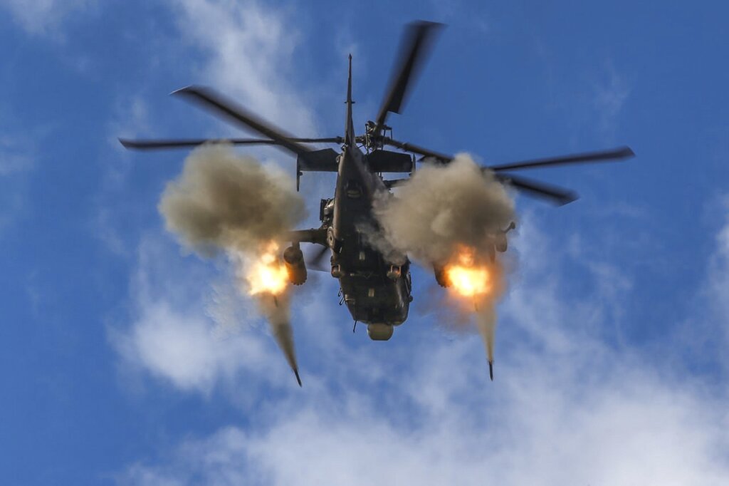 Helicóptero artillado Ka-52 ruso mientras dispara contra un objetivo en un lugar no revelado en Ucrania. (AP)