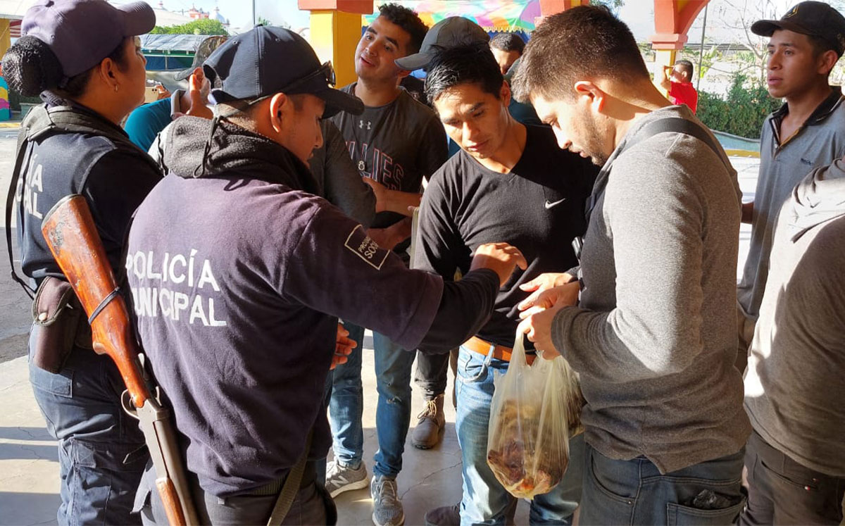Policía municipal de San Andrés Huaxpaltepec detienen a 38 migrantes | Especial
