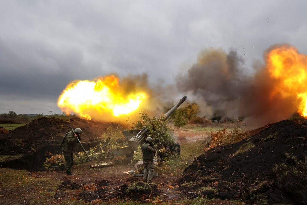 Soldados rusos disparan artillería contra las tropas ucranianas en un lugar no revelado en la región de Donetsk, en el este de Ucrania. (AP)