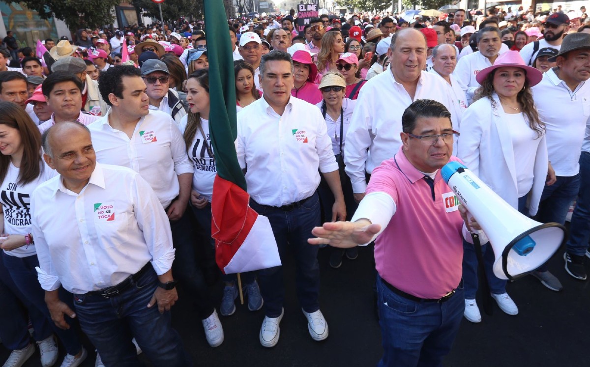 Alejandro Moreno en la marcha junto a varios priistas. | Ariel Ojeda