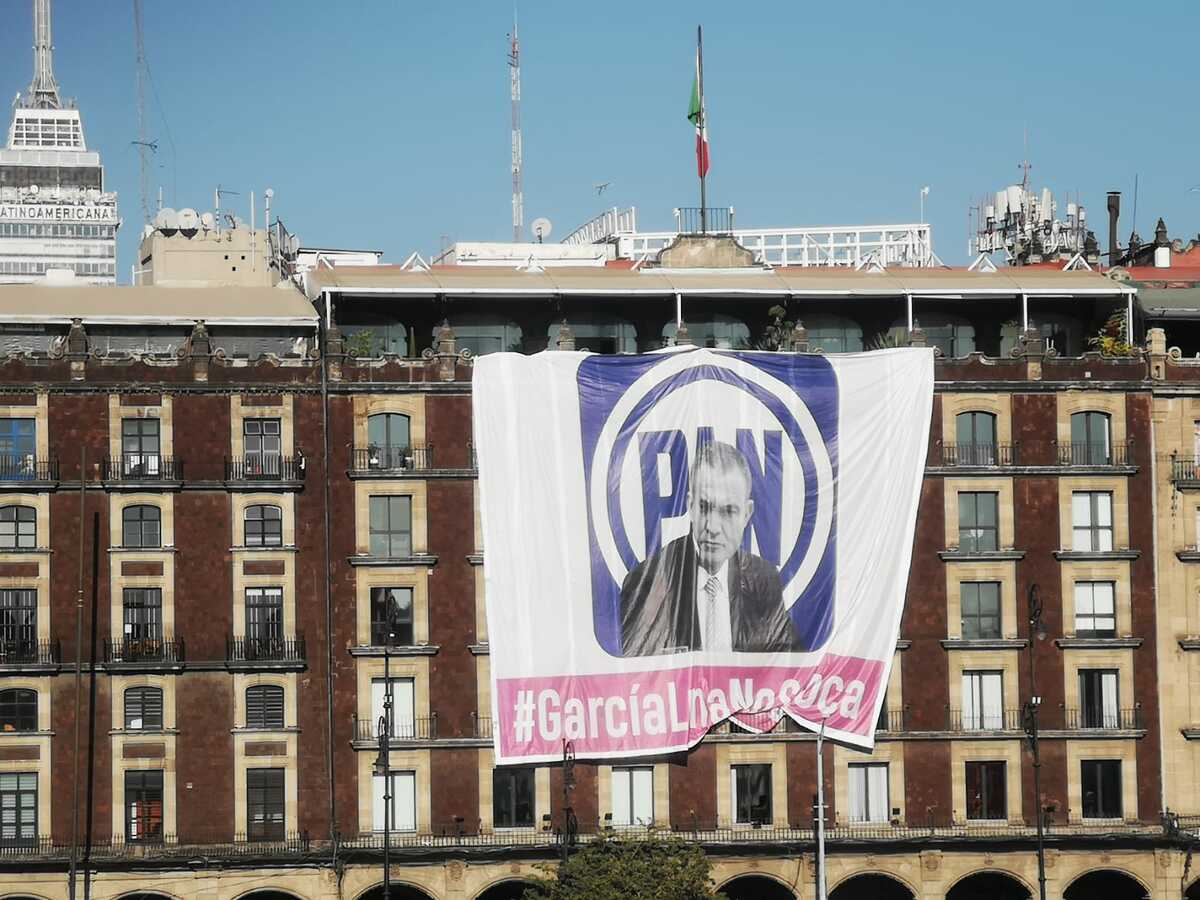Colocan mega lona afuera del Congreso de la Ciudad de México | Fernando Damián