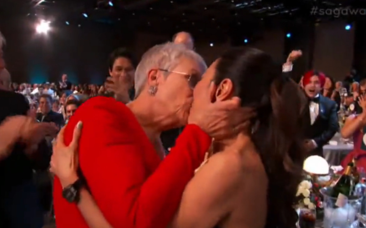 Jamie Lee Curtis besa a Michelle Yeoh