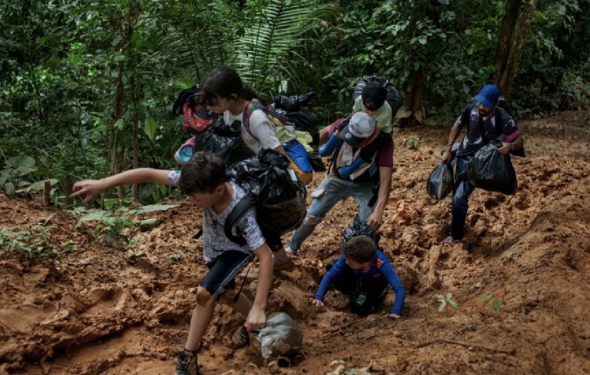 Migrantes atravesando la frontera entre Colombia y Panamá (Reuters)