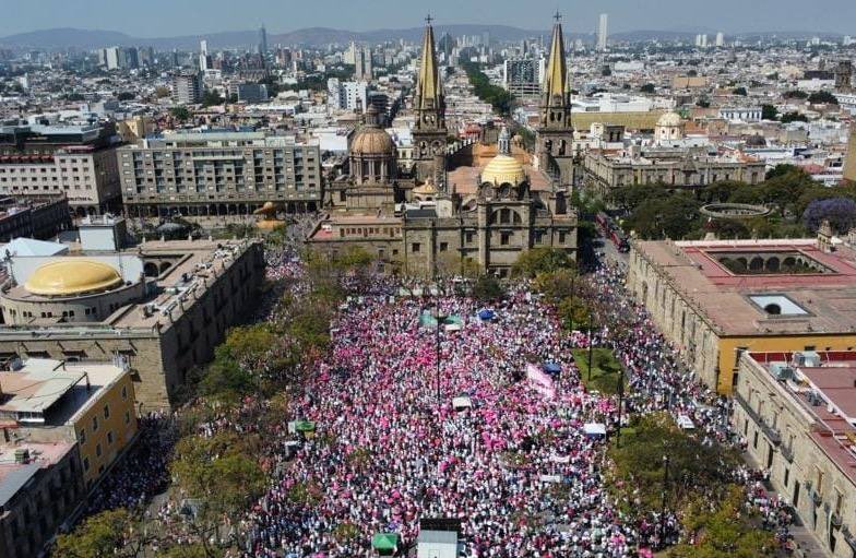 20 mil personas se reunieron en el primer cuadro del Centro de Guadalajara. (Cortesía)