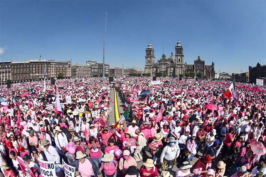 Miles de personas acuden a la concentración “Mi voto no se toca”.│Ariel Ojeda