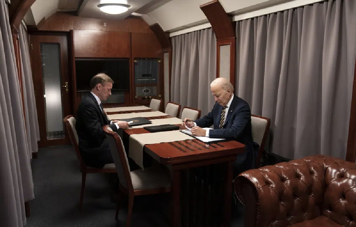 Presidente Biden junto al asesor de seguridad nacional, Jake Sullivan (AP)