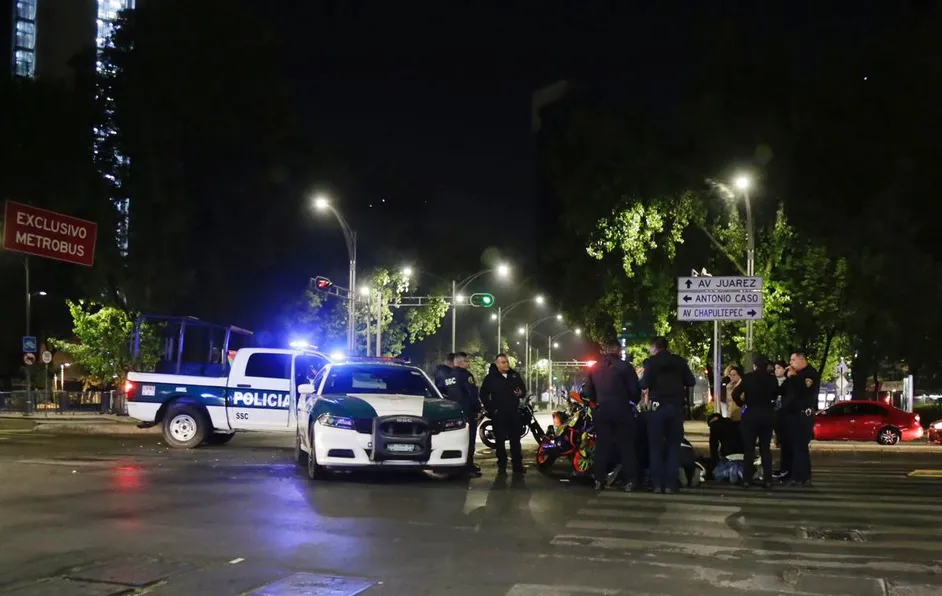 Vehículo choca contra motociclista en Paseo de la Reforma, en CdMx