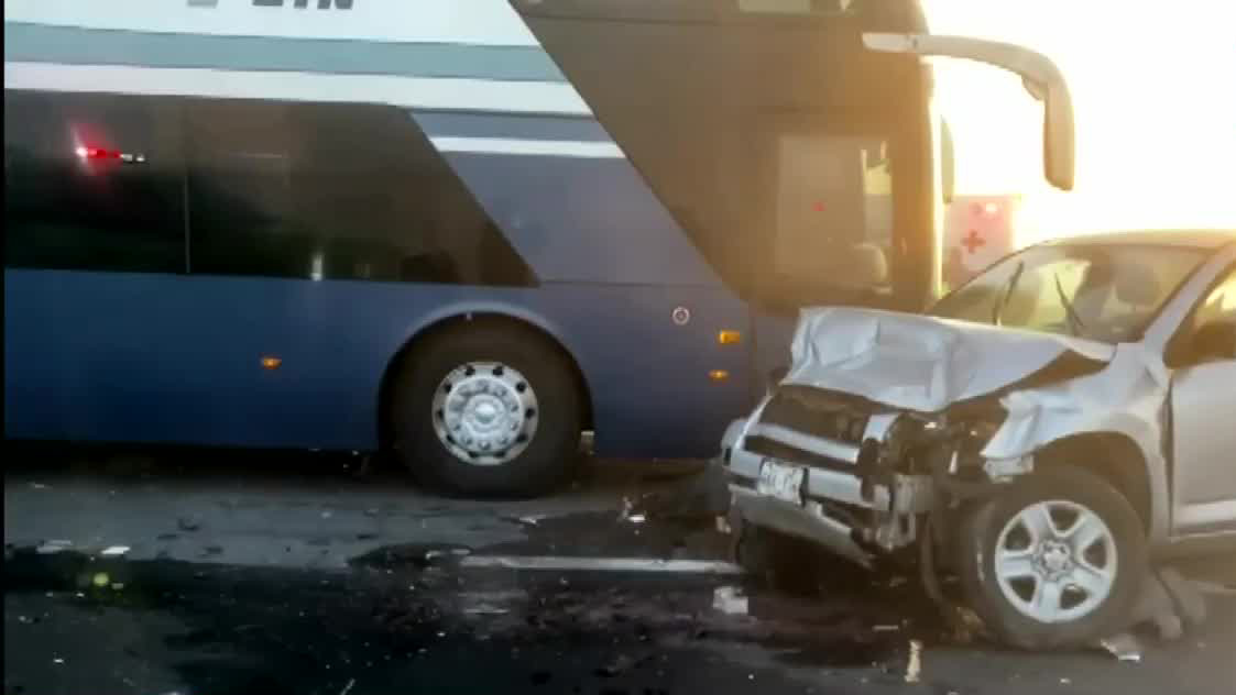 Continúa cerrado Libramiento Bicentenario tras carambola; reportan 2 muertos y 21 lesionados