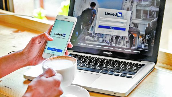 Entre enero y junio de 2022, la firma bloqueó 22 millones de cuentas falsas. Shutterstock