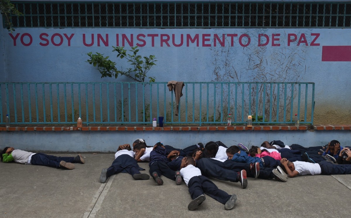 Escuelas contra balas en zonas pobres de Venezuela; realizan simulacros antitiroteos | AFP