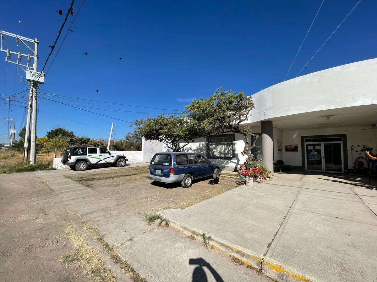 Familiares han ido al SEMEFO en Ocotlán a reclamar los cuerpos de sus seres queridos. (Karla Victoria.)